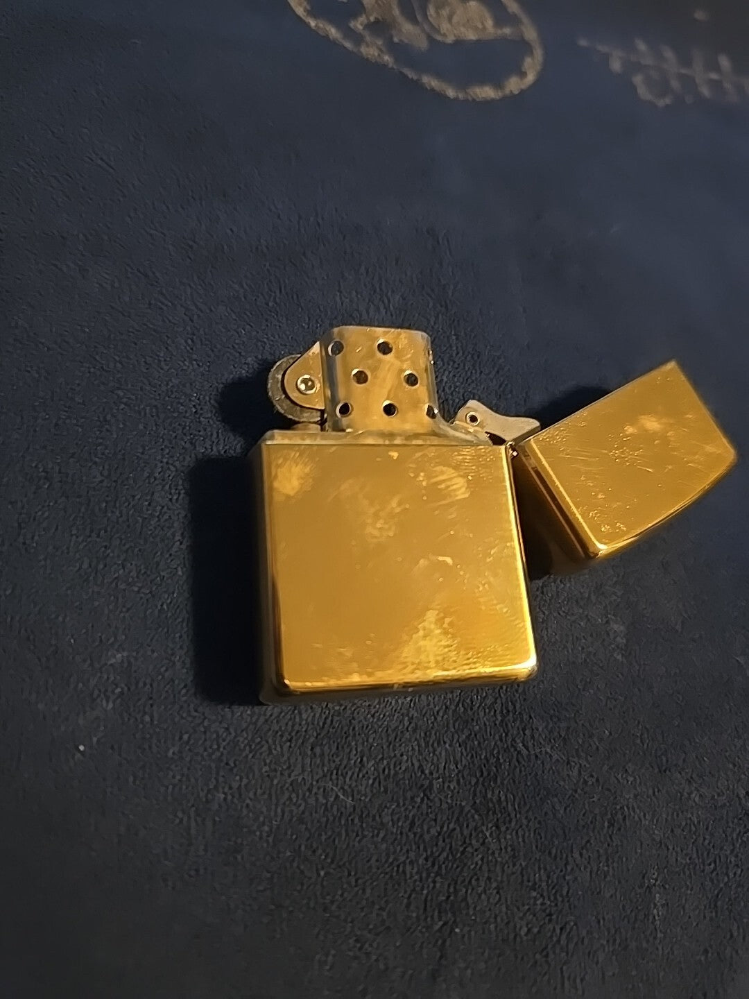 ZIPPO 1996 BARRETT SMYTHE CHAMPAGNE SURPRISE EMBLEM LIGHTER UNFIRED