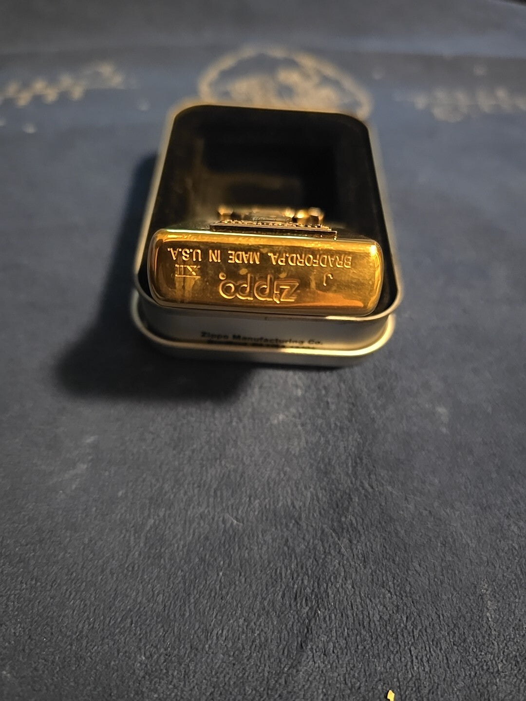 ZIPPO 1996 BARRETT SMYTHE CHAMPAGNE SURPRISE EMBLEM LIGHTER UNFIRED 