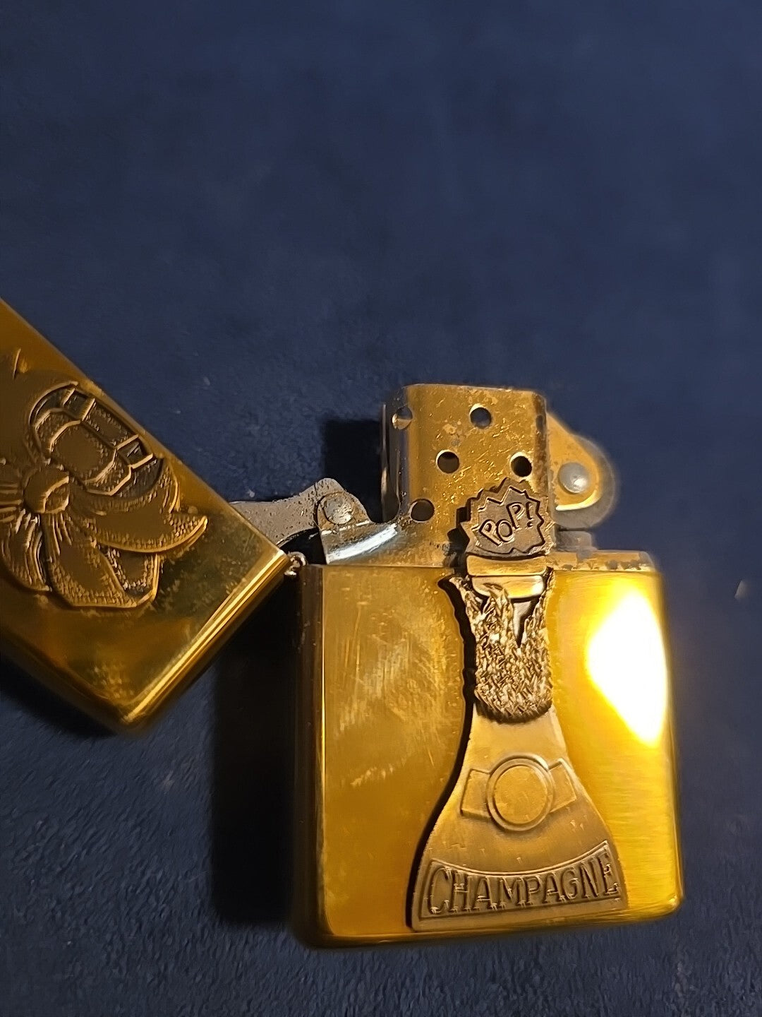 ZIPPO 1996 BARRETT SMYTHE CHAMPAGNE SURPRISE EMBLEM LIGHTER UNFIRED 