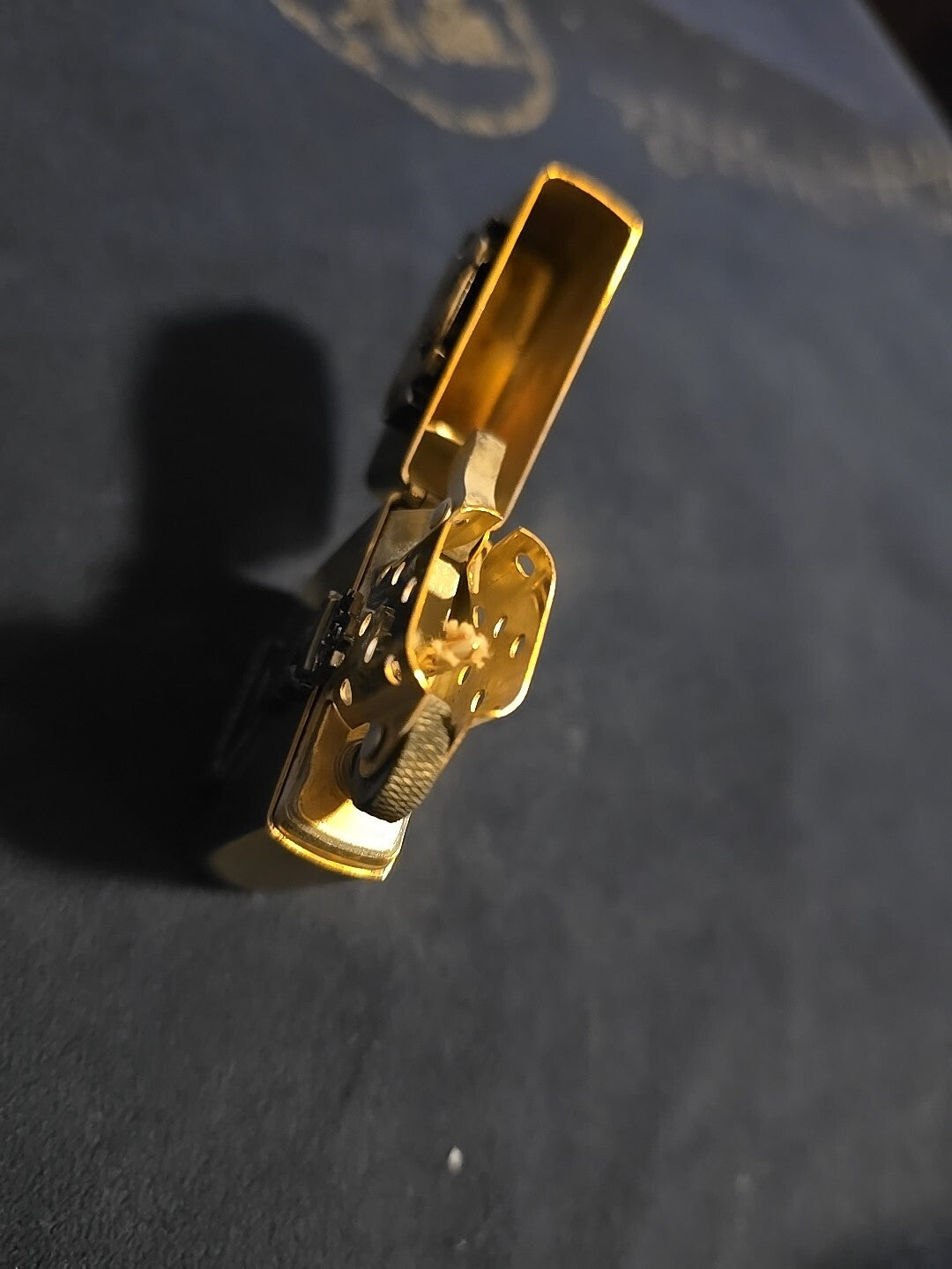 ZIPPO 1996 BARRETT SMYTHE CHAMPAGNE SURPRISE EMBLEM LIGHTER UNFIRED 